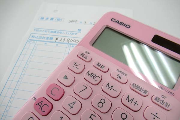 請求書と電卓