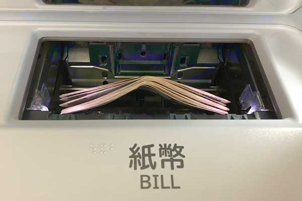 ATMで現金を引き出しているところ